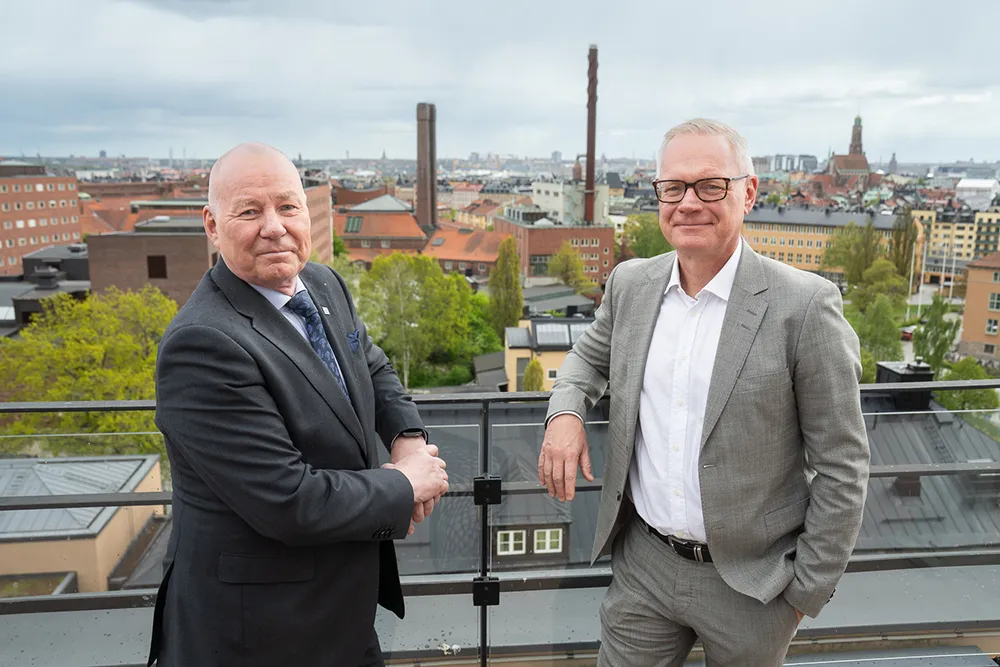 Två personer på en terrass 